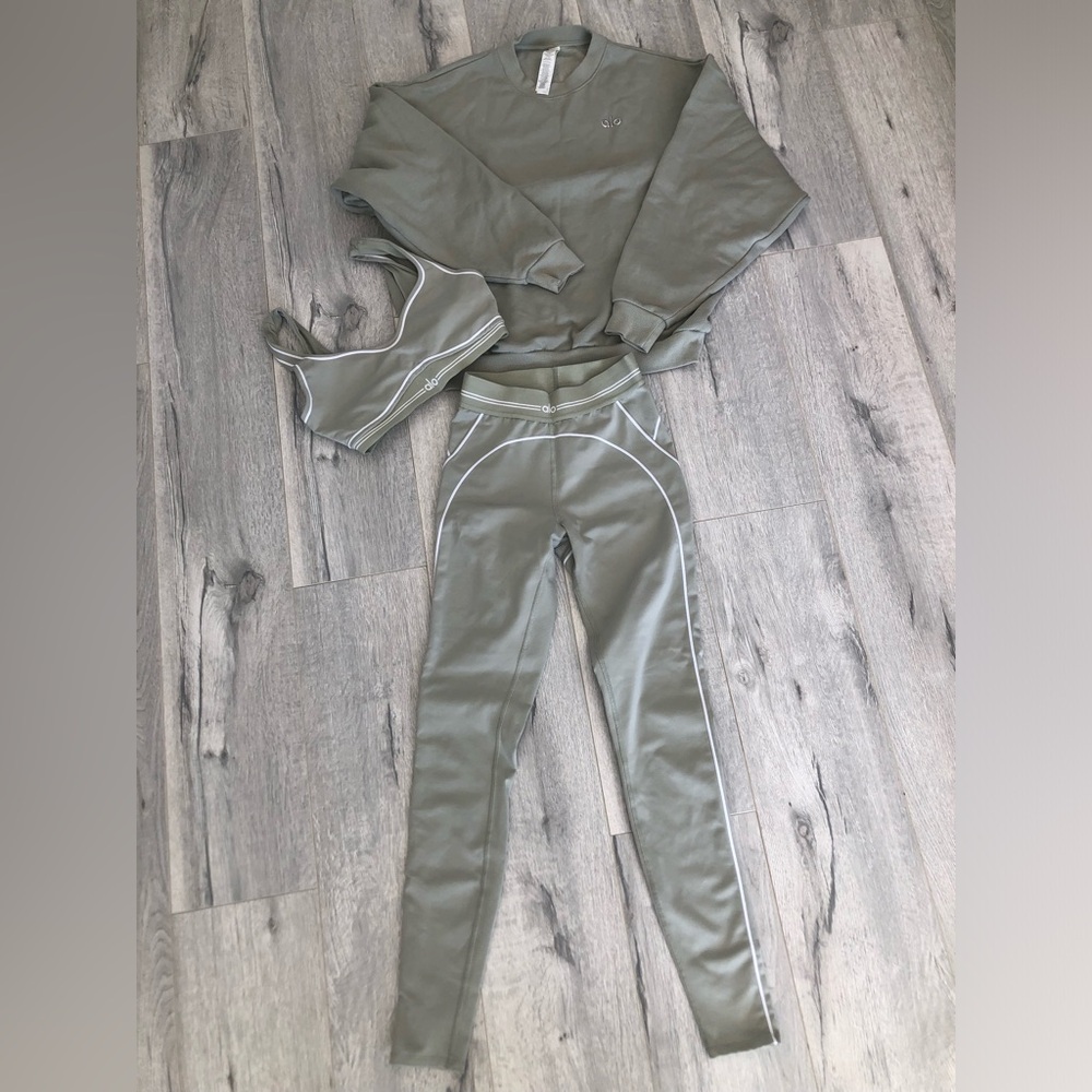 Alo Limestone Heartthrob and Sweatshirt Set